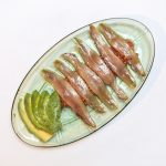 BAR ANCHOAS DE LA ESCALA SOBRE TOMATE NATURAL Y AGUACATE (2)
