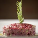 Steak tartar.
fotogafias del RTE. mercado de espronceda, con platos y sala.